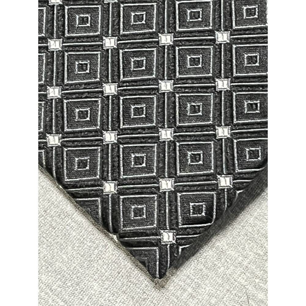 Donald J Trump Signature Collection Geometric Black/White Silk Tie - Picture 3 of 6